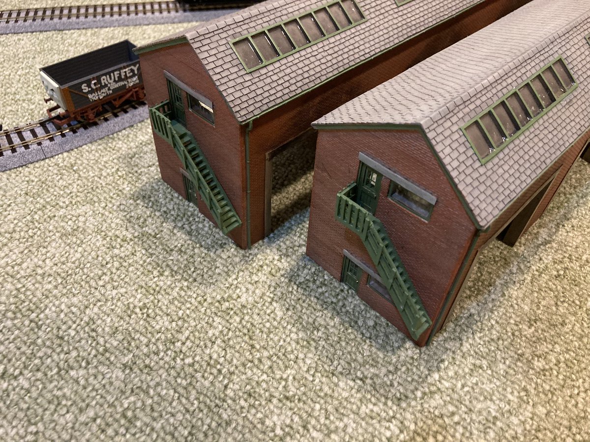 ブレンダムの倉庫も2つとも階段の手すり取れてた。接着剤で取り付けたけど、バックマンの不良品引くの多い