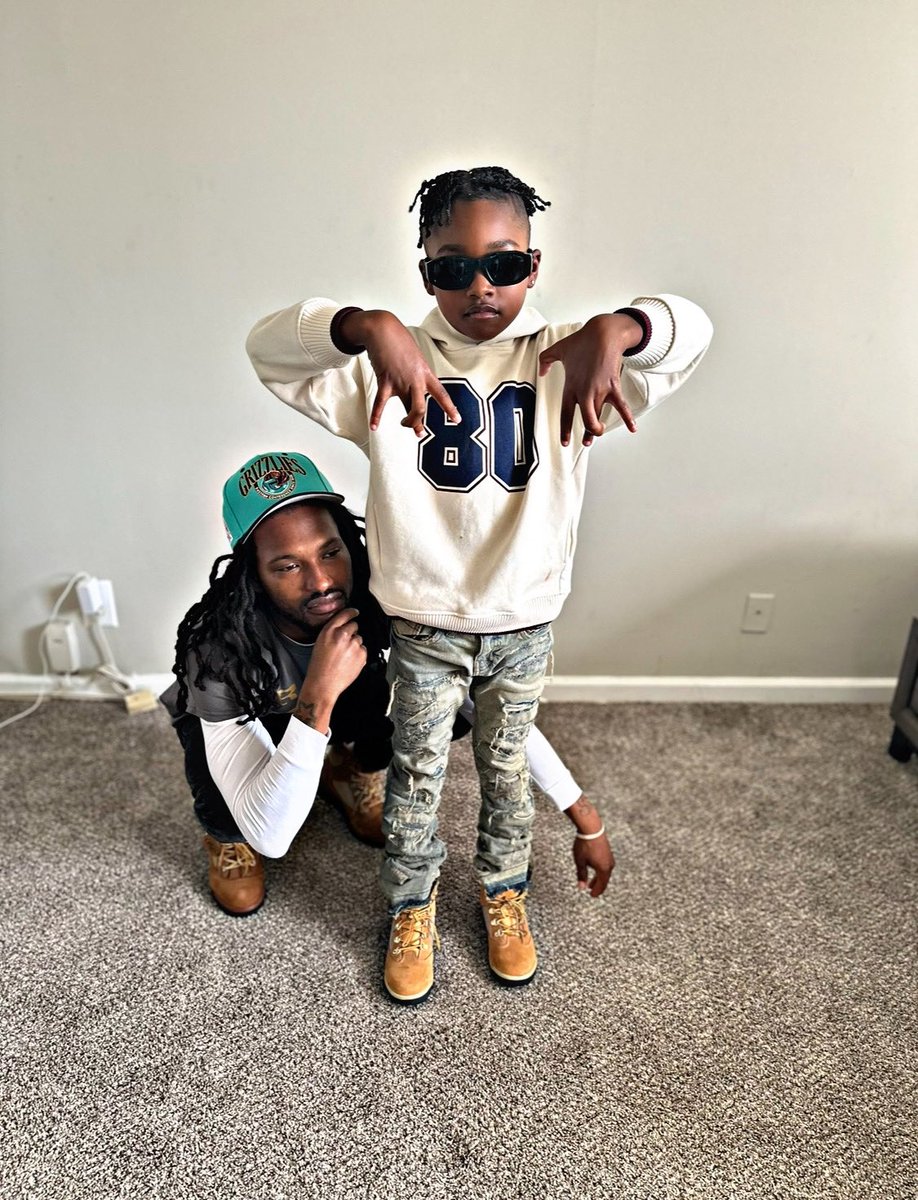 1flat_'s tweet image. Us against the world 🤞🏾🌎 💙🔐