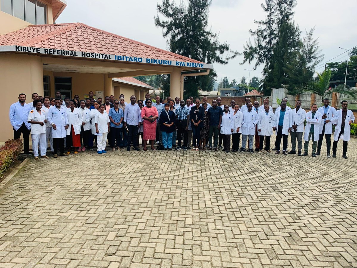 KibuyeRH's tweet photo. In line with the @RwandaHealth
’s #4x4Strategy regarding provision of advanced medical care and training,
this morning, the hospital management received 27 medical residents from Africa Health Sciences University (AHSU) through the partnership with @kfaisalhospital. https://t.co/FoKhSRKnny