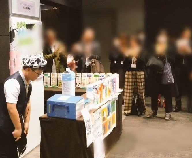 Takenok24172313's tweet photo. ジャパンミルクコングレス2024に参加😊
小学生初の特別展示発表！多くの方に聞いて頂き、皆さんの温かい雰囲気のお陰で楽しく発表出来ました☺️今回、「牛乳パックから見える世界」について2つのテーマで発表しました。
多くの方と交流出来て楽しかったです😌
#ジャパンミルクコングレス
#牛乳好き https://t.co/PRiTo3FOAi