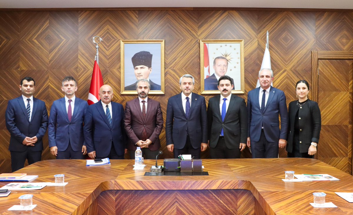 RizeVali's tweet photo. Fındıklı Kaymakamı Murat Çürük, @RizeMem53 Müdürü Yusuf Tüfekçi ve Fındıklı Arılı Ortaokulu öğretmenleri Valimiz @ihsanselimb’ı ziyaret ederek Arılı Ortaokulu koordinatörlüğünde yürütülen Avrupa Birliği ve Türkiye Ulusal Ajansı destekli "Proaktif ve Dijital Çevre Yaklaşımları" isimli Erasmus+ KA210 projesi hakkında bilgilendirmelerde bulundu. 
 
ℹ  Çekya'dan Teach4future ve Educanet, Romanya'dan Gradinita nr.1 okullarının öğrenci ve öğretmenlerinin katılımıyla Fındıklı'da yapılan hareketlilik kapsamında Arılı Ortaokulu öğrencileri tarafından proje kapsamında yapılan kompost gübre ve uygulama bahçesi hakkında bilgi verildi. Çay tarımının nasıl yapıldığı ve fabrikada çay üretiminin nasıl yapıldığı hakkında bir sunum ve gezi yapıldı. Arılı Ortaokulu ve EducaNET kurumu öğrencileri arasında "Temiz Çevre" konulu bir resim yapma etkinliği düzenlendi. Romanya'dan katılan anasınıfı öğretmenleriyle ilçemizdeki anaokullarını ve eğitim sistemlerini tanıtan okul gezileri yapıldı. Ayrıca bölgemizi ve şehrimizi tanıtmaya yönelik kültürel etkinlikler düzenlendi.