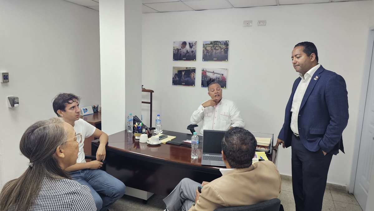 gabrielmercedez's tweet image. La encargada de accesibilidad de @ConadisRD Alma Ferrer felicita a @ErickNunez1921 por su preocupación a los derechos de personas de discapacidad.

Se une el presidente del Consejo Nacional de #Conadis @BennyMetz a esta importante reunión.

#ConadisTeEscucha