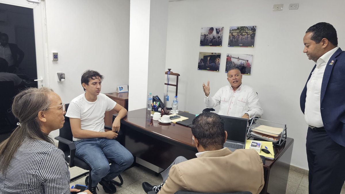 gabrielmercedez's tweet image. La encargada de accesibilidad de @ConadisRD Alma Ferrer felicita a @ErickNunez1921 por su preocupación a los derechos de personas de discapacidad.

Se une el presidente del Consejo Nacional de #Conadis @BennyMetz a esta importante reunión.

#ConadisTeEscucha