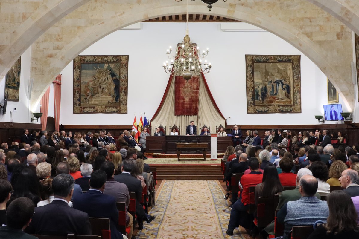 Cerca de un centenar de nuevos cargos académicos y personal docente e investigador han tomado posesión en el acto celebrado en el Paraninfo.
 
Un paso más en el fortalecimiento de nuestra comunidad universitaria, comprometida con la excelencia y la innovación. 
#USAL #Educación