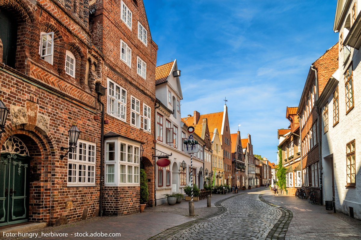 💡 Wissenstransfer #Städtebauförderung: Am 09.12. findet ein Webinar für Kommunen zum Umgang mit besonders erhaltenswerter Bausubstanz statt. Im Fokus stehen eine Arbeitshilfe, Beispiele aus der Praxis und ein interessantes Forschungsprojekt. Anmeldung: 👉 staedtebaufoerderung.info/SharedDocs/kur…