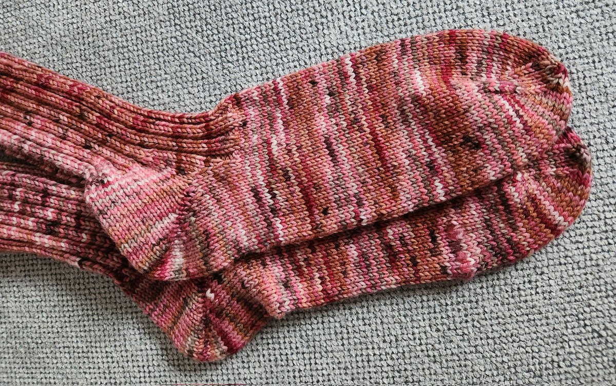 fadenbunt's tweet image. Wenn die beste Haarschneidefrau der Welt über kalte Füße klagt, dann muß so rasch als möglich Abhilfe geschaffen werden 🧶
#sockenstricken #handgefärbt #wolle
