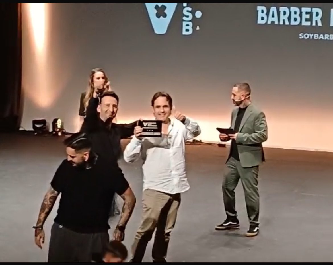 PHPeluqueros's tweet photo. Nuestro agradecimiento por las tres ⭐️estrellas recibidas en la gala de ayer de los premios de la revista @soy_barbudo a la mejores Barberías de España.
Con humildad y trabajo se puede lograr💪. 

#soybarbudo #mejoresbarberiasdeespaña 
#losdeldeporte 
#malaga https://t.co/lRJakLmqnL