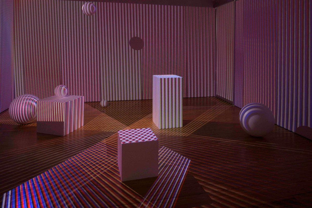 Kanbas_'s tweet photo. 1/7 @CarlosCruzDiez 's major installation, Chromointerferent Environment, is included in @Tate Modern's "Electric Dreams” exhibition. This is how a forward-thinking illusionist created this idea over 60 years ago: