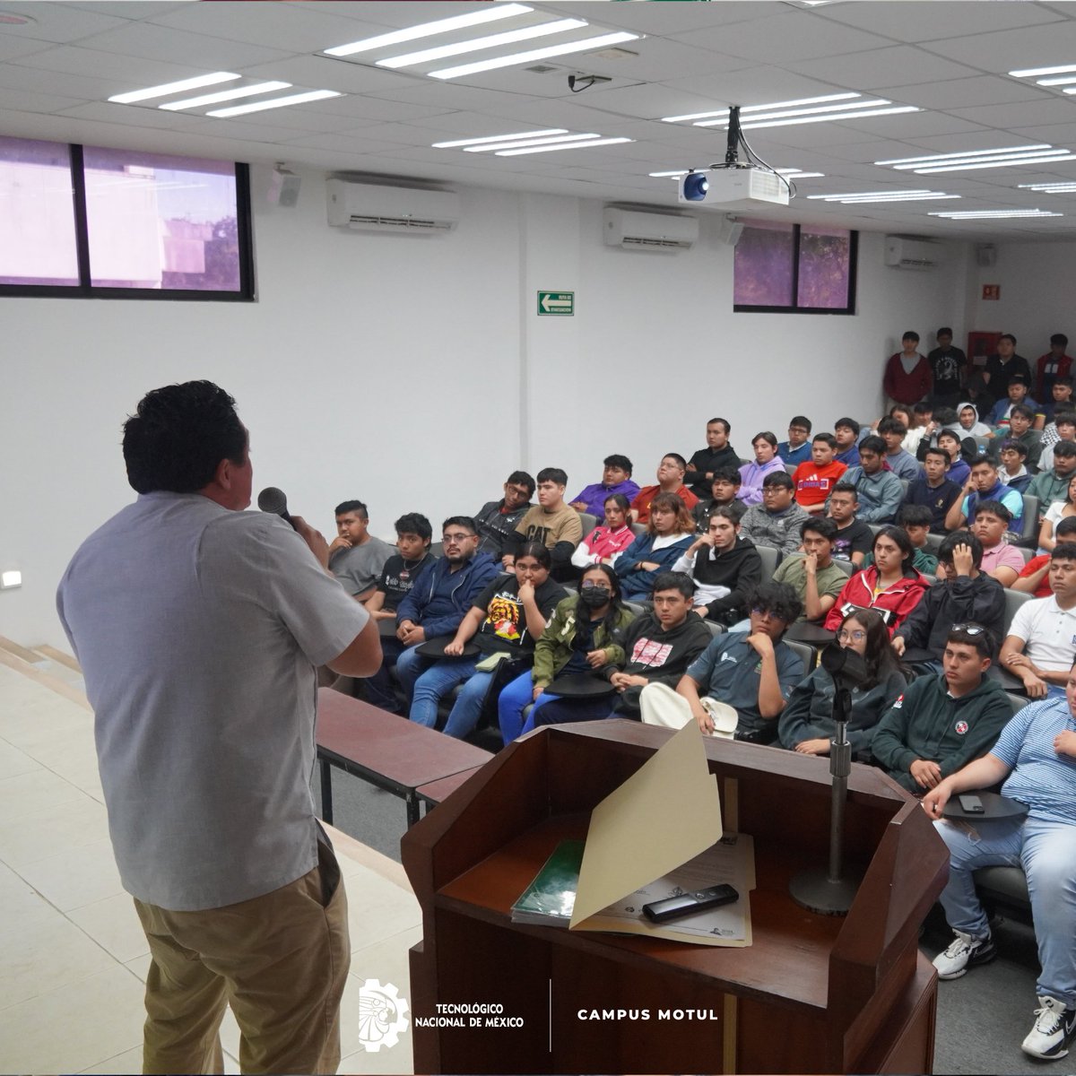 🔋 Eficiencia Energética en el TecNM Campus Motul

En el 3er Foro de Ingeniería, el Ing. José Manuel Guerrero, del FIDE, impartió la conferencia "Eficiencia Energética", destacando su impacto económico y su aplicación en Yucatán. 💡

👏 ¡Gracias por inspirar a futuros ingenieros!