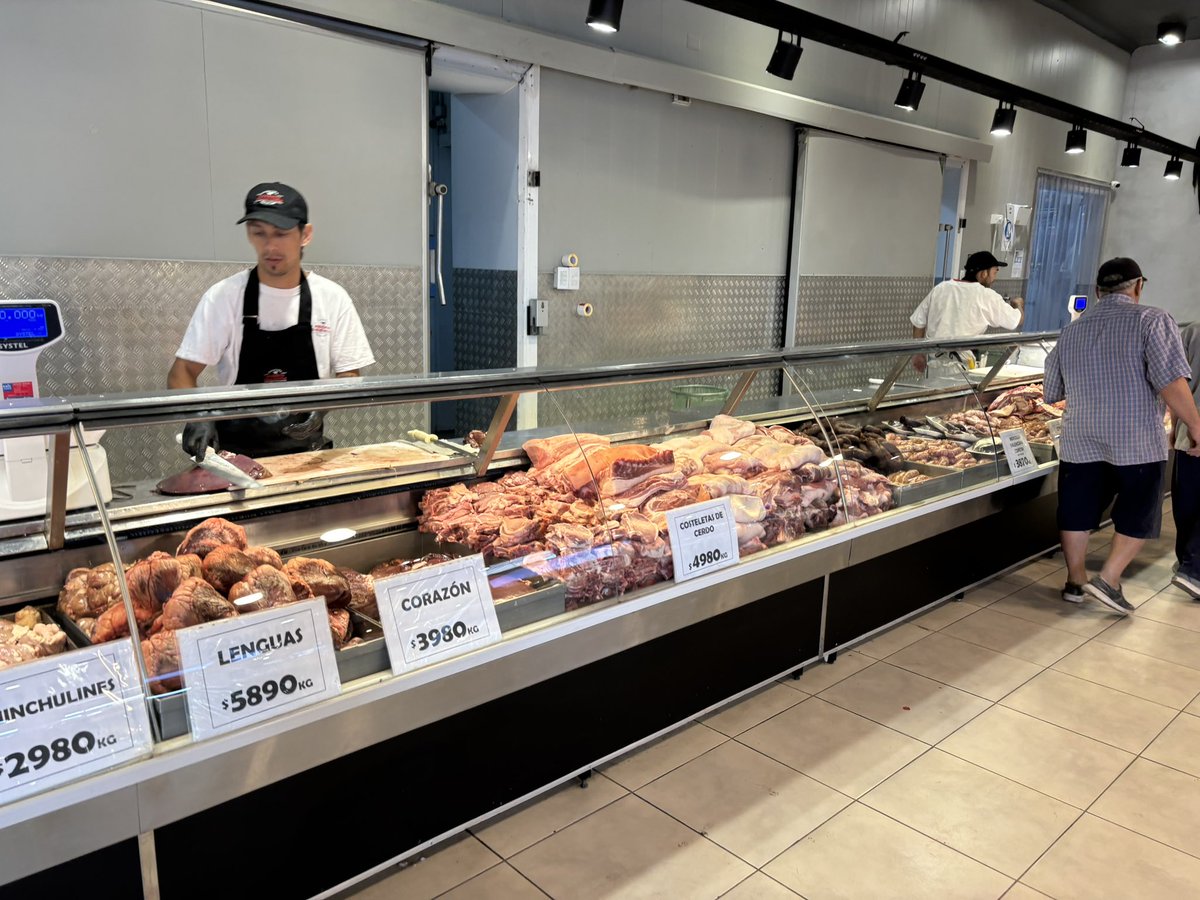 MATIPASCUALETTI's tweet photo. El precio de la carne subió entre un 15 y un 18% en los últimos días. Se espera que esta semana haya una nueva suba. El kg de asado superará los $10.000. El precio del pollo subió un 7%. También hubo subas en los fiambres. @radionihuil https://t.co/D0JT4RlDGk