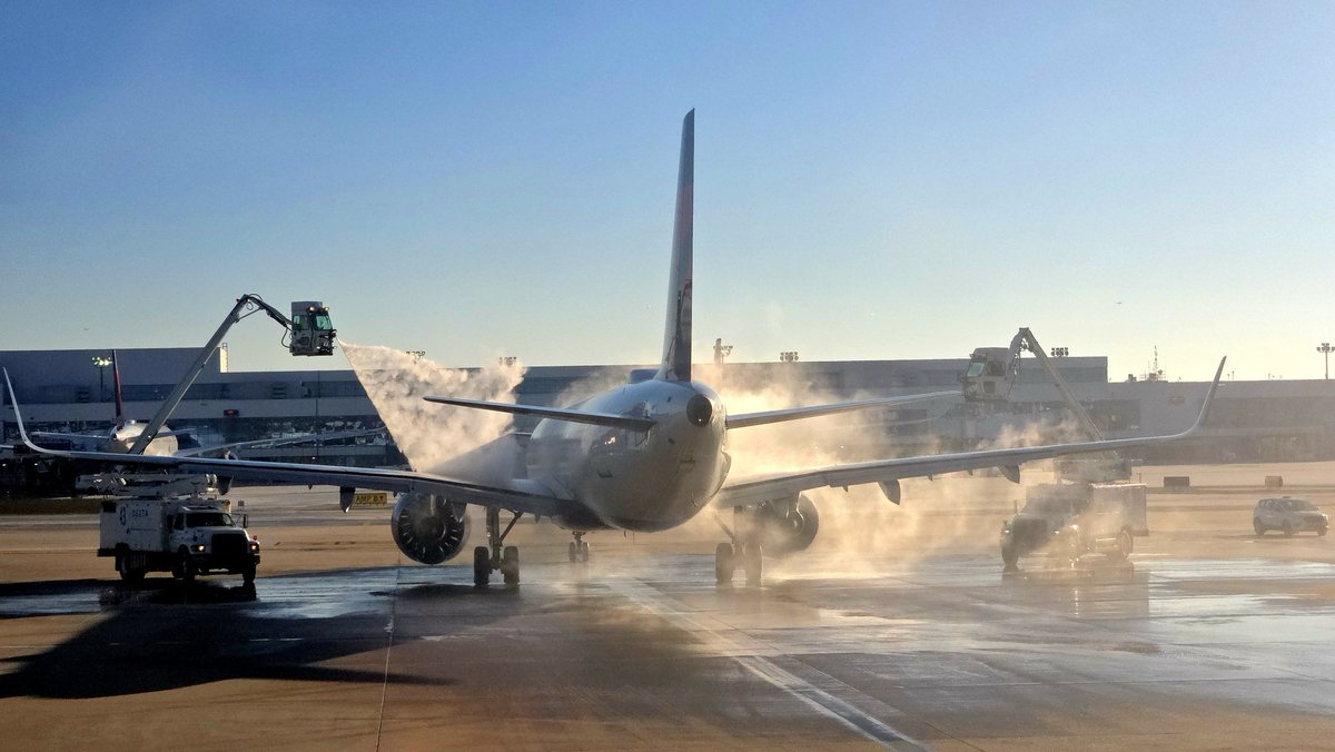 jpmagero's tweet photo. De-icing at ATL to kick off the cold season (for me traveling from Florida). https://t.co/b6tswX378L