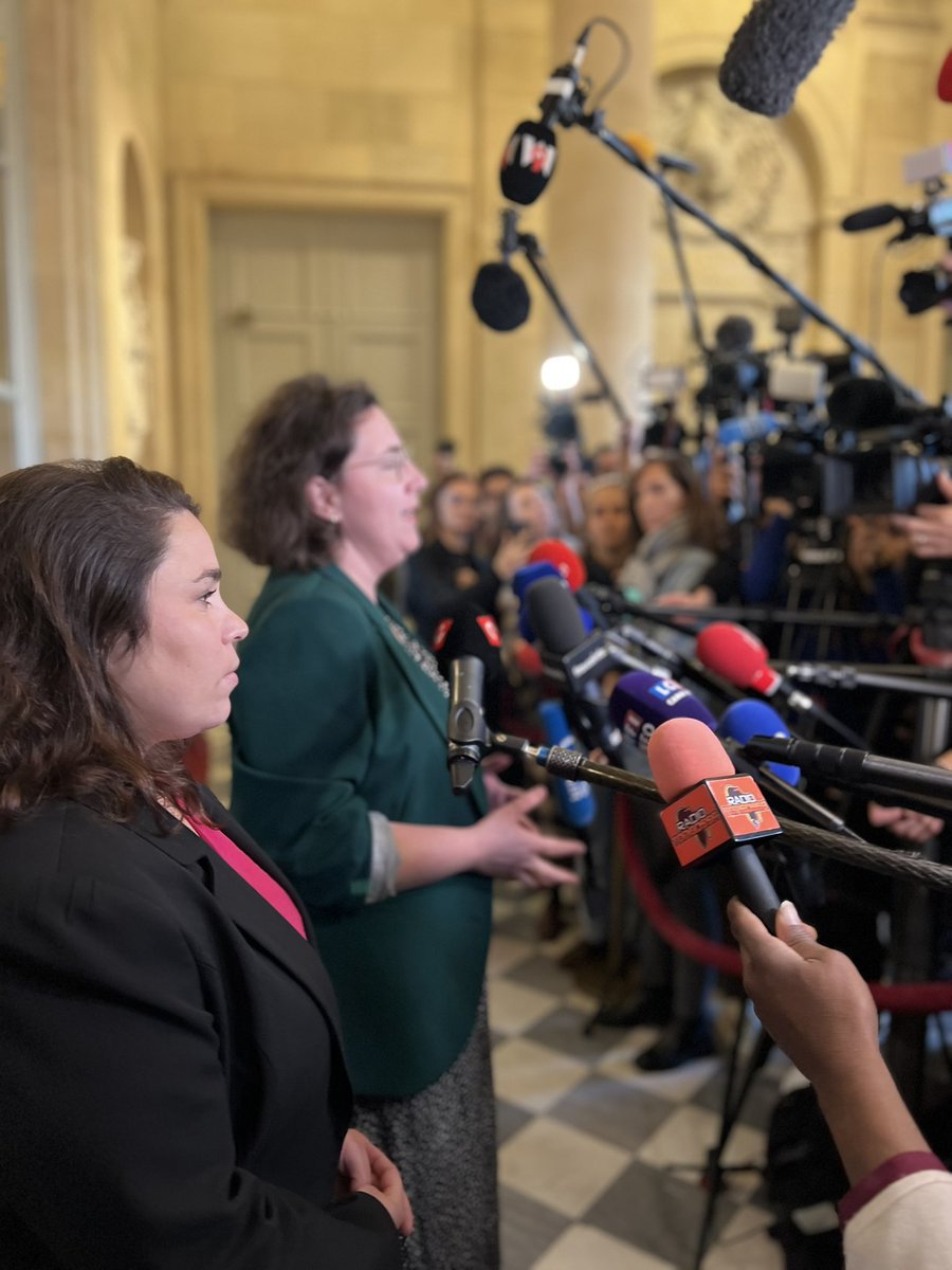 Je pense aux millions de françaises &amp; français qui ont fait barrage républicain cet été. 

Cette capitulation de Michel Barnier devant Marine Le Pen le déshonore à jamais.