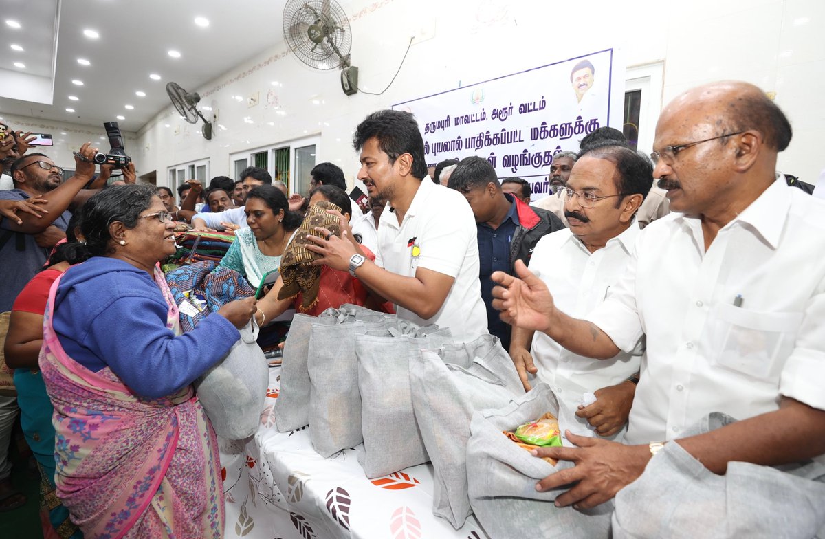 Office_of_Udhay's tweet photo. தருமபுரி மாவட்டம், அரூர் பேரூராட்சியில் உள்ள வாணியாற்றில் ஏற்பட்ட வெள்ளப்பருக்கால் பாதிக்கப்பட்டு, தற்காலிக நிவாரண முகாமில் தங்க வைக்கப்பட்டுள்ள பொதுமக்களுக்கு, மாண்புமிகு தமிழ்நாடு துணை முதலமைச்சர் திரு.@udhaystalin அவர்கள், அரிசி - பிரட் - போர்வை - மளிகை பொருட்கள் அடங்கிய நிவாரணப் பொருட்களை இன்று வழங்கினார்கள்.

#CycloneFengal #TNRains @SalemRRajendran
@PPalaniappanDMK @PThadangam @Inbasekaranpnp #PradeepYadavIAS @DD_IAS