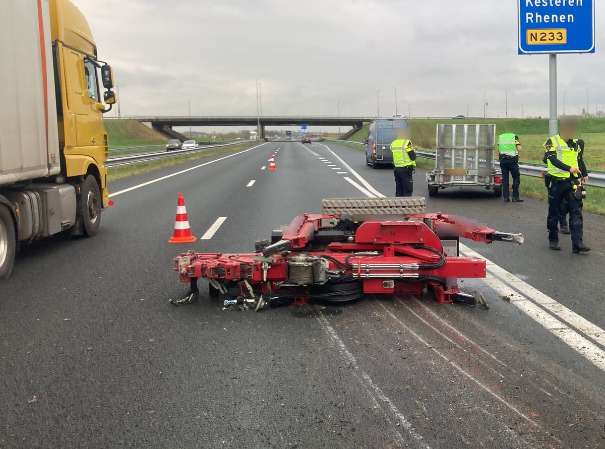 Ongeval op A15 bij Ochten met kraantje op de weg
