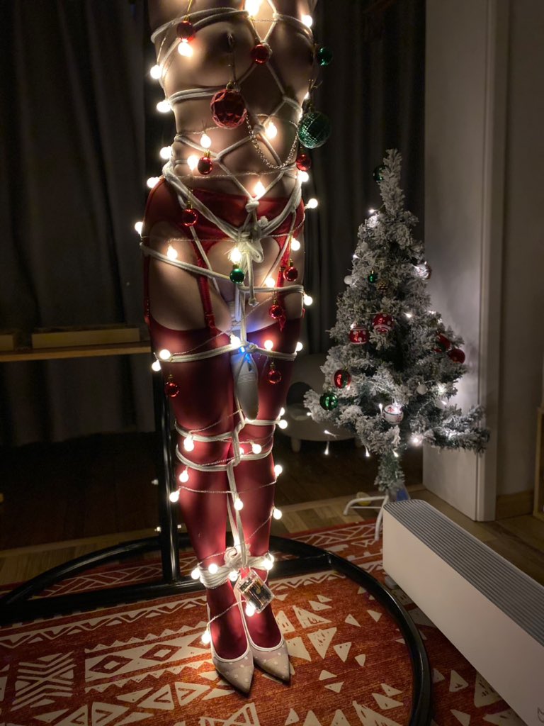 xiugooo's tweet photo. 🎄以前的圣诞被做成人体圣诞树 好喜欢这种被束缚控制的感觉
今年要做些什么呢🤔

#露出 #丝袜 #高跟鞋 #捆绑 #Christmas #人体 #束缚 #调教 
@Public_Catgirl1 @luchu888888 @51luchu_ @xiaolu029 @007share @wqganenshi_ @luchu888 @publicnuditysm https://t.co/fPYj3yacnd