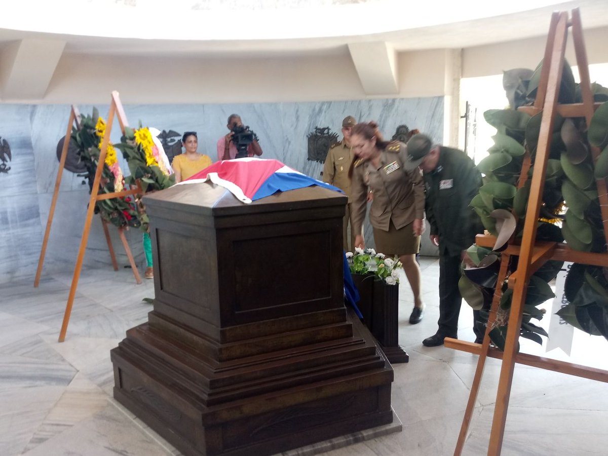 MinfarC's tweet photo. Los combatientes de la Ciudad Héroe realizan homenaje en el cementerio patrimonial Santa Ifigenia por el 68 aniversario del desembarco del Yate Granma y día de las FAR.
#SiempreDeVerdeOlivo https://t.co/TeUt7XkbT5