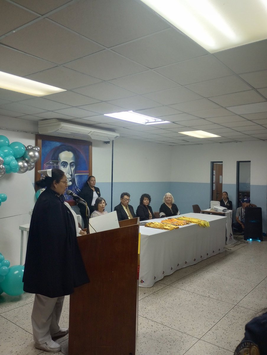 Hoy en la biblioteca de la UPTMKR, se esta llevando a cabo la Imposicion de Insignias de Enfermería a los futuros graduandos