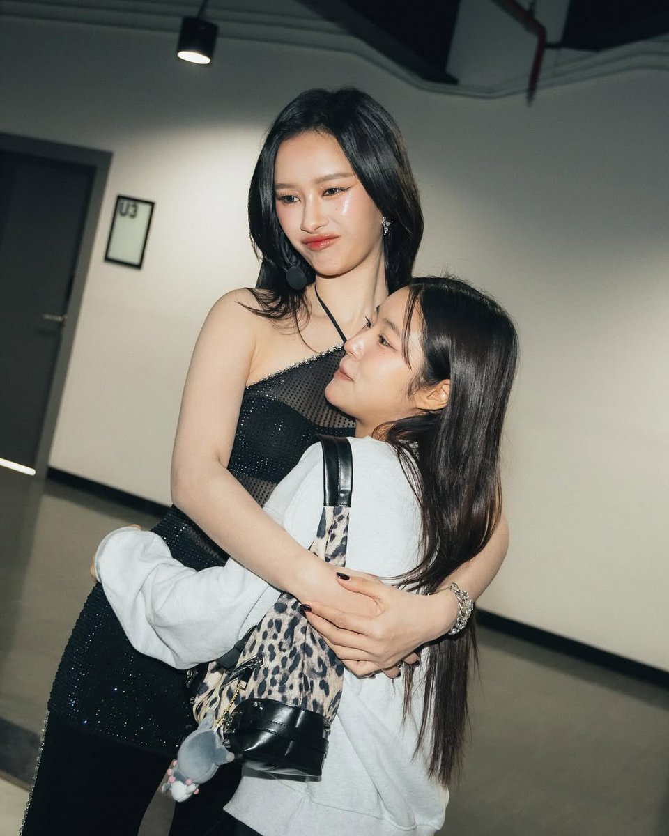 kminjeongpic's tweet image. milkciize are always there supporting eo 🫠🤍 the way ciize went to fanday just bcs milk was inviting her, shes always there to support her
