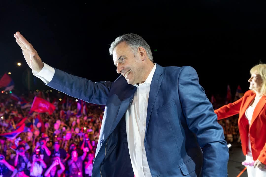 Quiero felicitar a Yamandú Orsi (<a href="/OrsiYamandu/">Yamandú Orsi</a>) por su victoria en las urnas del hermano país de Uruguay. Este es un triunfo que representa no solo la voluntad popular, sino la fuerza del pueblo en su lucha por la conquista de la justicia social, la dignidad y la soberanía. 

Hoy,