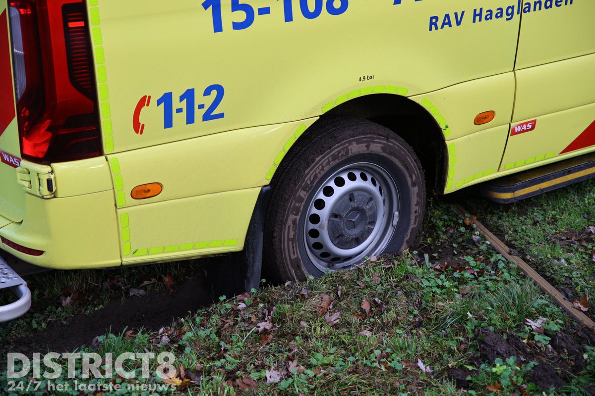 RedactieD8's tweet photo. Een ambulance heeft zich vanmiddag vastgereden op een modderige trambaan aan de #Middenweg in #DenHaag. Hierdoor stond tram 17 in beide richten gestremd. De brandweer heeft de ambulance uit de modder geduwd en schoongespoten. https://t.co/6ESDJA1LSA