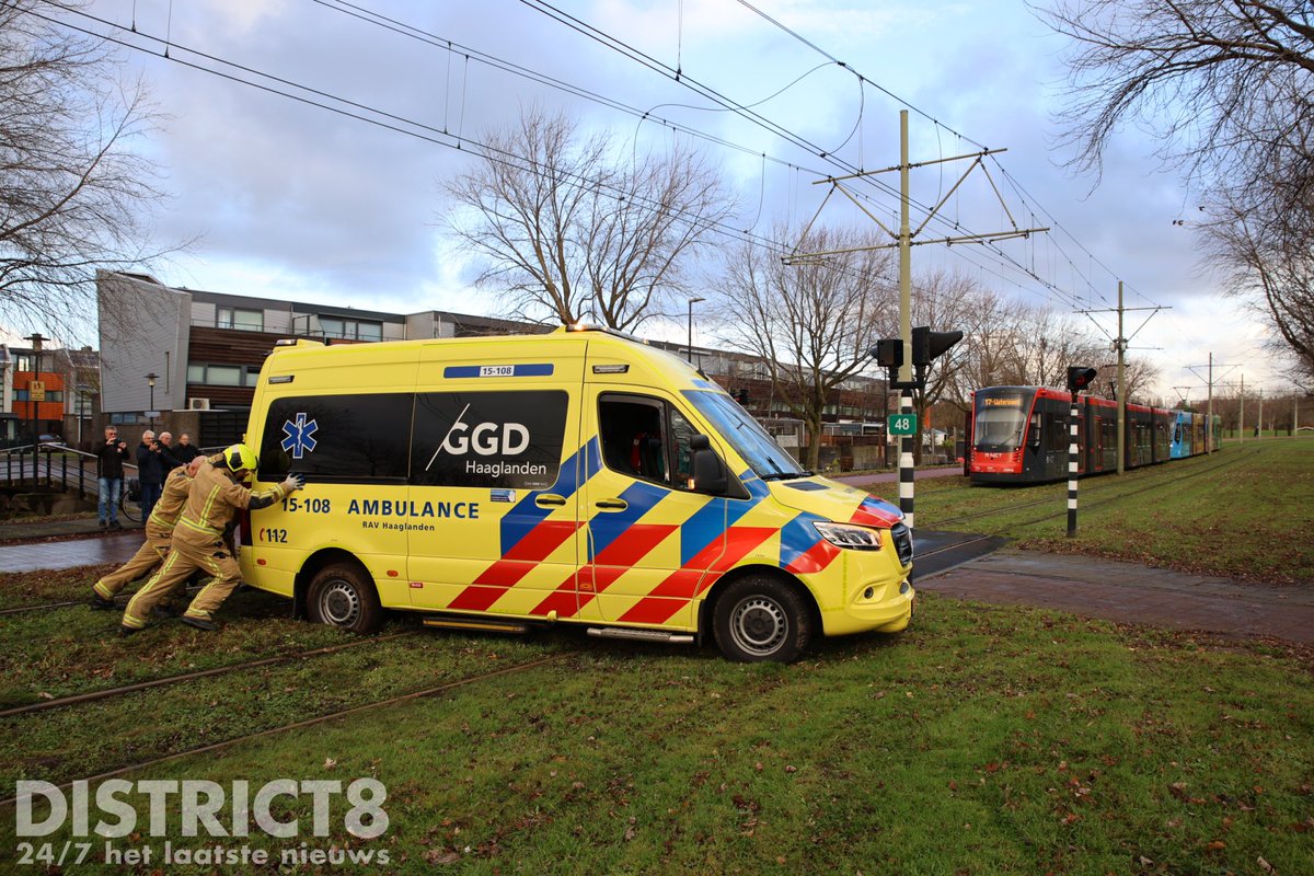 RedactieD8's tweet photo. Een ambulance heeft zich vanmiddag vastgereden op een modderige trambaan aan de #Middenweg in #DenHaag. Hierdoor stond tram 17 in beide richten gestremd. De brandweer heeft de ambulance uit de modder geduwd en schoongespoten. https://t.co/6ESDJA1LSA
