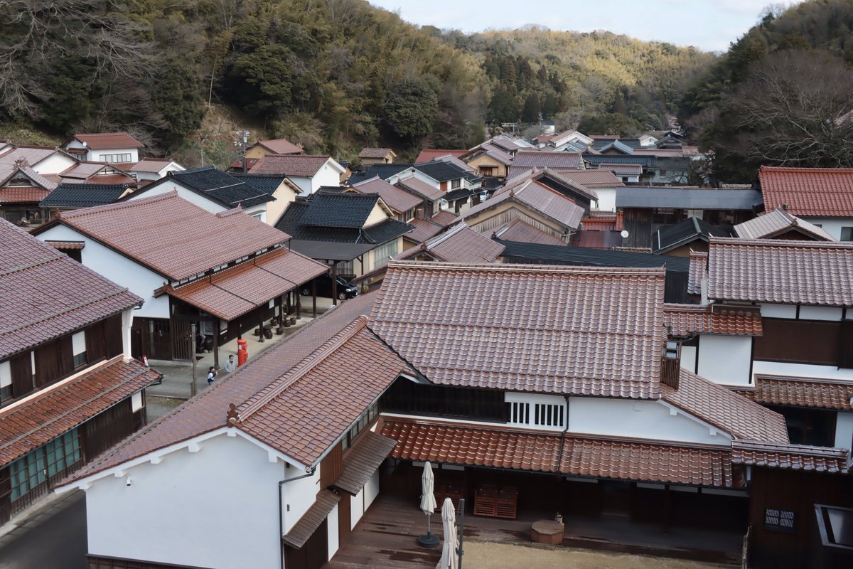 大田市大森町の「旧邇摩郡役所」は1902年の建築。江戸時代の代官所跡に建つ木造平屋建で、全体的に和風の意匠で纏められた外観。立派な長屋門や塀は代官所時代から残る建物たちです！

現在の旧郡役所は「石見銀山資料館」として公開中。石州瓦の伝統建築が建ち並ぶ大森町の景観にも惚れ惚れでした！