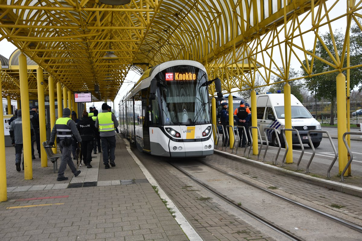 pzwestkust's tweet photo. Zaterdag 30 november werd een grootschalige controleactie gehouden in De Panne. Aan actie “Westspoor” namen maar liefst 9 verschillende veiligheidsdiensten deel, goed voor 42 controlerende ambtenaren.  Samen controleerden ze ongeveer 700 personen.
https://t.co/yDWMEx9zkq https://t.co/T6etQZBT2G