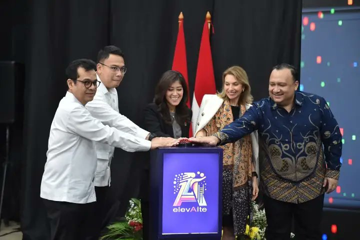 aguskoerniawan's tweet image. Kementerian Komunikasi dan Digital Republik Indonesia bersama dengan Microsoft meluncurkan ElevAIte Indonesia.

#Microsoft #Komdigi #ElevAIte #KecerdasanBuatan
