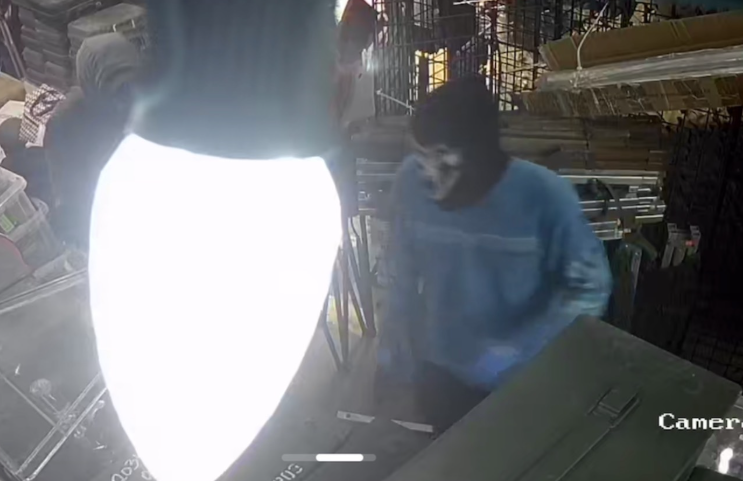 RustySuretteTV's tweet photo. 🚨𝗖𝗔𝗨𝗚𝗛𝗧 𝗢𝗡 𝗖𝗔𝗠𝗘𝗥𝗔: Three men caught breaking into the Miltary Depot on University Drive in College Station. 𝗦𝗘𝗘 𝗧𝗛𝗘 𝗩𝗜𝗗𝗘𝗢 𝗕𝗘𝗟𝗢𝗪 If you know them please reach out to @CSTXPolice https://t.co/kGwcn00Q4u