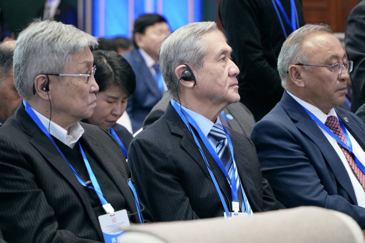 Бага залуугийн найзтайгаа таарав. Нартай сайхан өдөр байв даа…