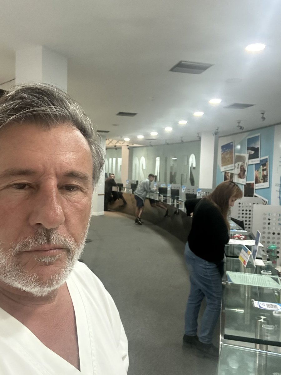 Estoy en las oficinas de <a href="/Aerolineas_AR/">Aerolíneas Argentinas</a> 
Donde me comunican que:

NO HAY NADIE PARA ATENDER EL PROGRAMA DE AEROLINEAS PLUS <a href="/skyteam/">SkyTeam</a> 

NO   HAY   NADIE!!!

O sea que el reclamo que ya hice por correo y no contestaron muere en el aire literal.

Se dan cuenta por qué la gente dice
