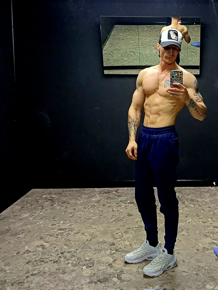 Hiddenblueye's tweet photo. Before and after the pump cover comes off. With any luck one day I might find myself a nice woman. 😂

#gymmotivation #Gymbro #gymlife #SingleAndMingle  #alwayshungry https://t.co/QioWJfNx46