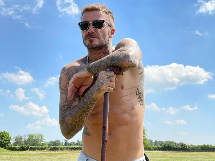 winstonzin's tweet photo. David Beckham spends $1 MILLION/year to stay fit.

He's 49 and hasn't played professionally in 11 years...

But has the body and biomarkers of a pro athlete HALF his age.

Let's break down his 7-figure biohacking routine:

(A full day with Beckham 🧵) https://t.co/ohrEL25ppa
