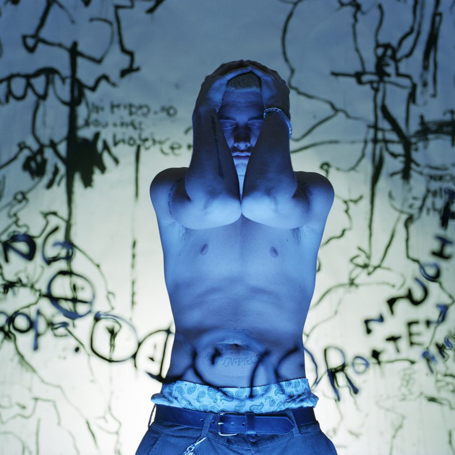 Photographer and director Daniel Hastings breaks down 10 great hip-hop covers, with Wu-Tang, Nas and Eminem: bit.ly/49kvDNe