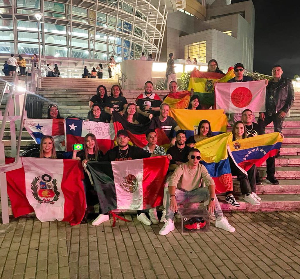 ClaudiaSaa's tweet photo. @MaynaNevarez @daddy_yankee Uno de los mejores recuerdos fue haber vivido tremenda experiencia con fans que llegaron de tantos países. Nos gozamos los shows de @daddy_yankee de inicio a fin. 🤩 https://t.co/1KnxLoRPJ9