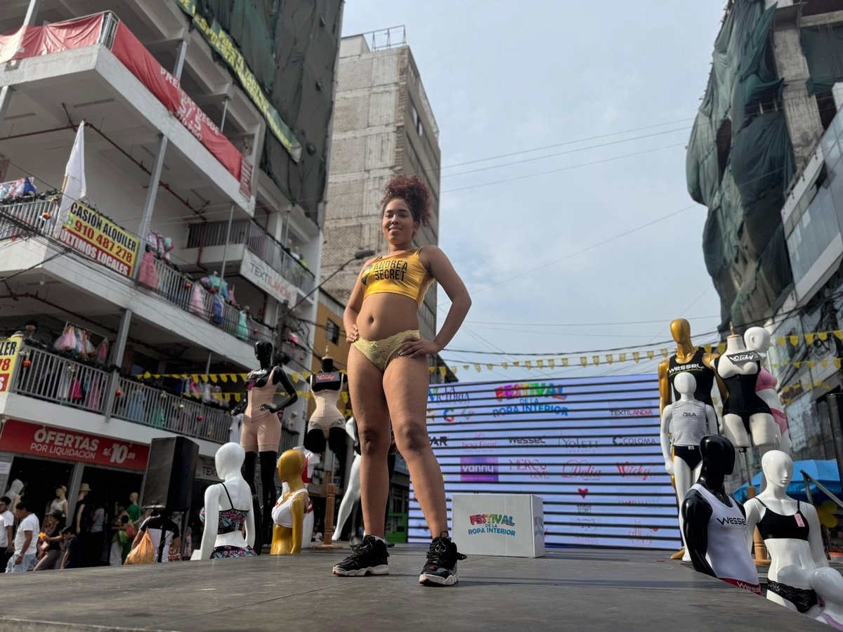 GamarraPeru_Pe's tweet image. 📷 Han sido 3 días increíbles.
Gamarra se pintó de amarillo durante el #FestivalDeLaRopaInterior. Compartimos con ustedes las mejores postales de este festival.
#Gamarra #ModaPeruana