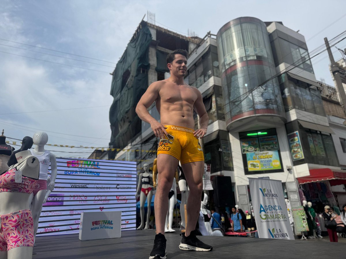 GamarraPeru_Pe's tweet image. 📷 Han sido 3 días increíbles.
Gamarra se pintó de amarillo durante el #FestivalDeLaRopaInterior. Compartimos con ustedes las mejores postales de este festival.
#Gamarra #ModaPeruana