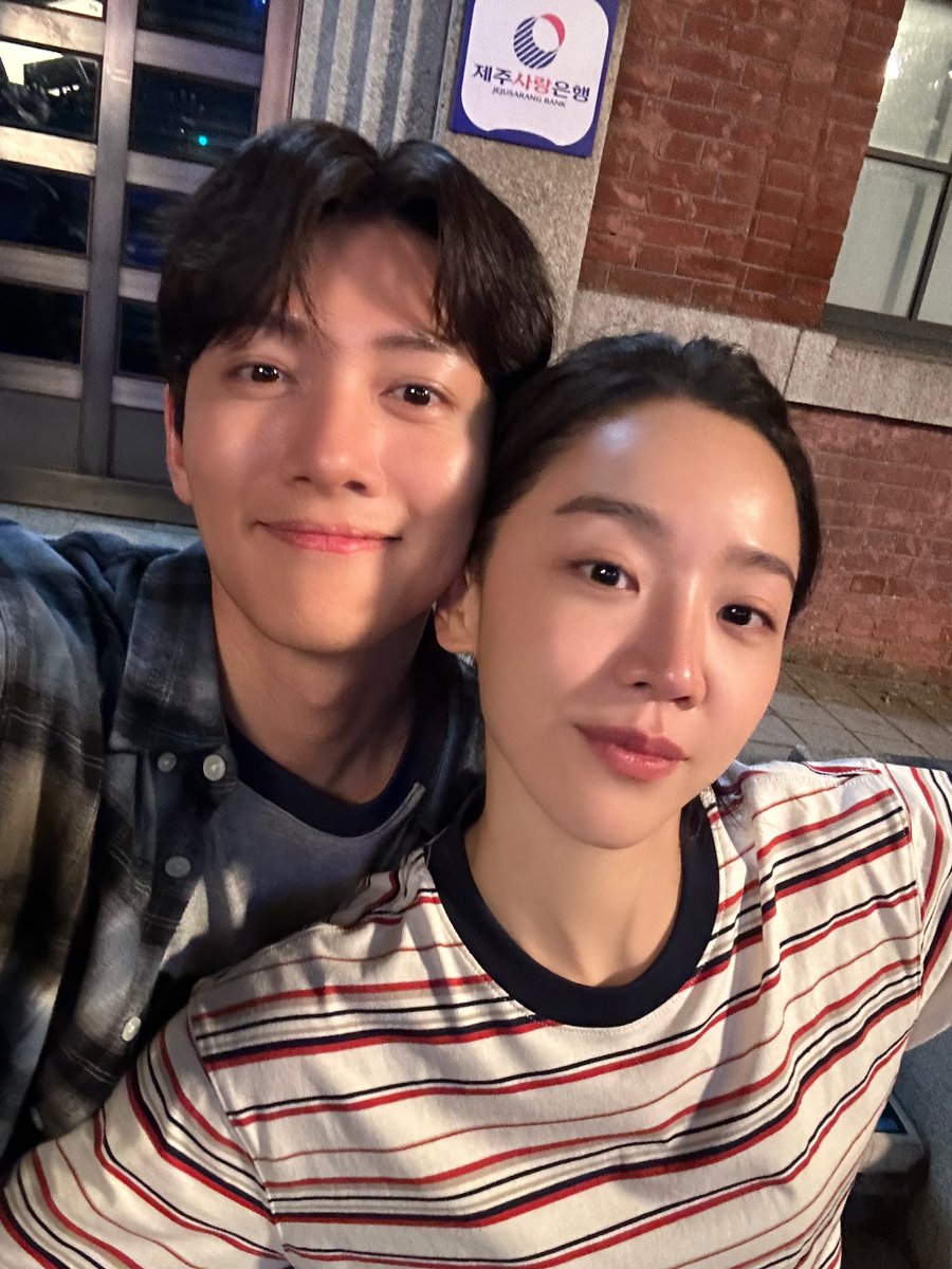 이 사진 좋은 이유 1202가지 : 
삼달이 이마 맨들맨들함
용필삼달 둘이 완전 꿀떡같음 
뒤에 보이는 '제주사랑은행'
....
삼달이가 있음
조삼달이 있음
용필삼달이 있음