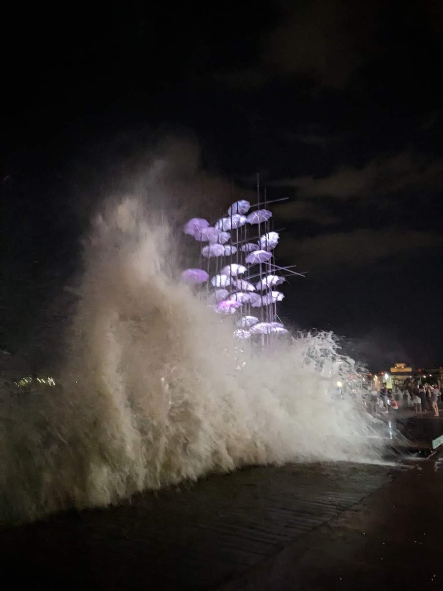 Vasia53639806's tweet photo. Οι ομπρέλες της Θεσσαλονίκης,μέσα στο κύμα! https://t.co/hPfIW51Udu