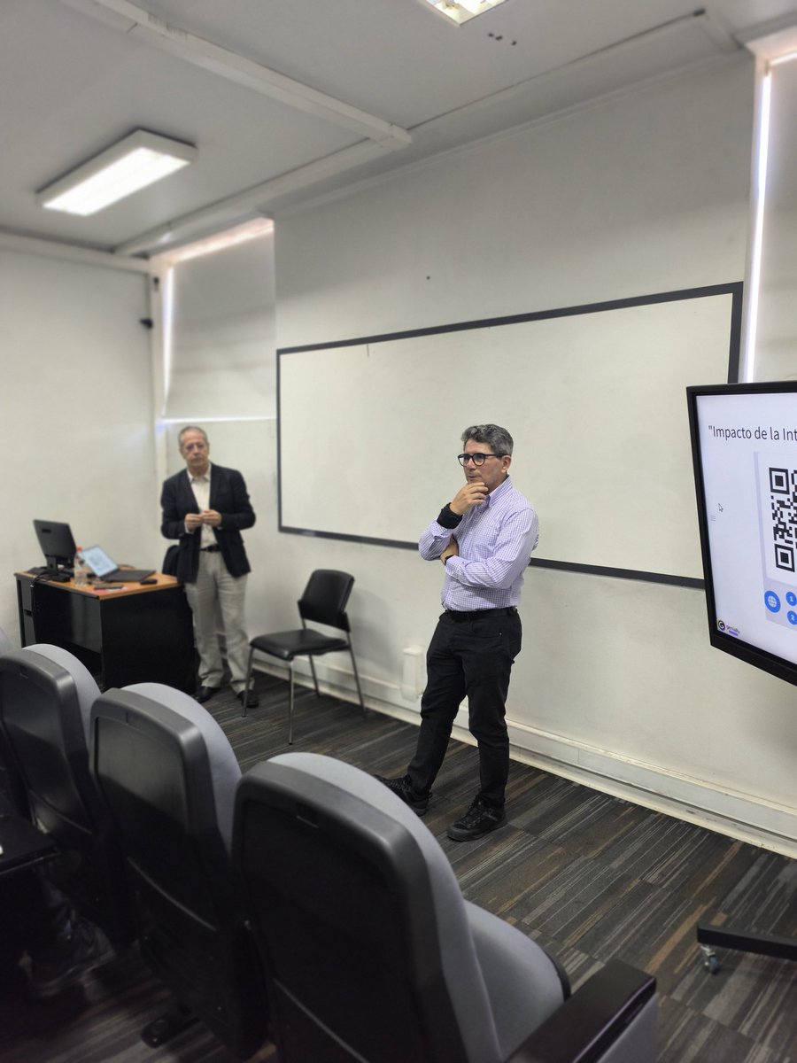 Estamos en el seminario interactivo Inteligencia Artificial y la Enseñanza de la Ciencia en la Educación Superior con el Dr. Jaime Oyarzo Espinoza de la Universidad de Alcalá, España.