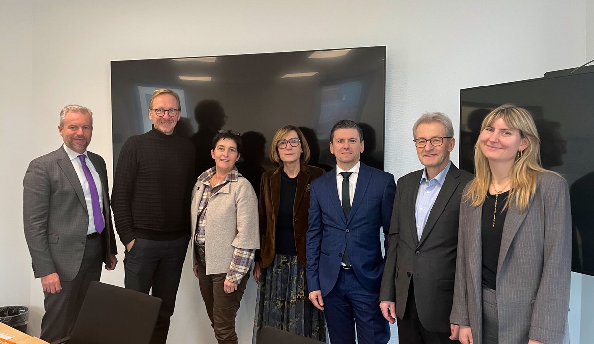 vdek-LV Nordrhein-Westfalen (@vdek_nrw) on Twitter photo Auftakt für eine sicherlich gute Zusammenarbeit! Anke Richter-Scheer, designiertes Vorstandsmitglied der <a href="/KVWL_/">Kassenärztliche Vereinigung Westfalen-Lippe (KVWL)</a> im Gespräch mit den Ersatzkassen beim <a href="/vdek_NRW/">vdek-LV Nordrhein-Westfalen</a> Wir danken für den praxisnahen Austausch und bleiben ganz sicher im Gespräch! Auftakt für eine sicherlich gute Zusammenarbeit! Anke Richter-Scheer, designiertes Vorstandsmitglied der <a href="/KVWL_/">Kassenärztliche Vereinigung Westfalen-Lippe (KVWL)</a> im Gespräch mit den Ersatzkassen beim <a href="/vdek_NRW/">vdek-LV Nordrhein-Westfalen</a> Wir danken für den praxisnahen Austausch und bleiben ganz sicher im Gespräch!