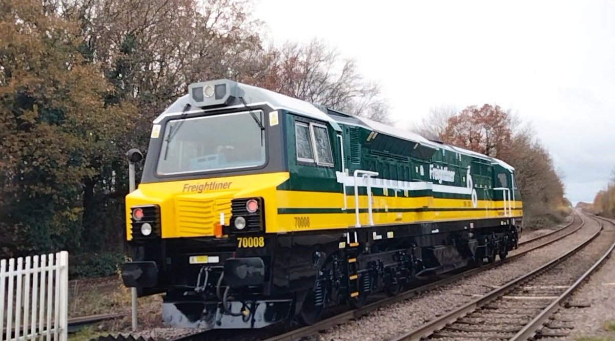 Harrod15S's tweet image. Freightliner 70008 in its new 60th anniversary livery this morning through Haywood north of Doncaster.
#class70 #trains #ukrailways #Freightliner #Haywood