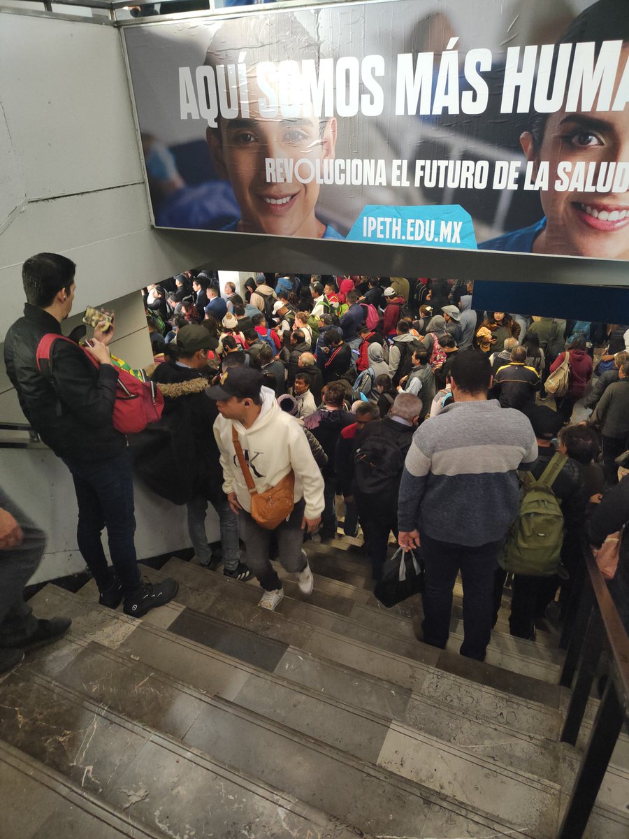 InfoMetroMX's tweet photo. 🚨METRO🚨
#ULTIMAHORA 
#Linea2 del #MetroCDMX se encuentra completamente COLAPSADA afluencia máxima y flujo pésimo de unidades, esto debido al retiro de un tren por FALLAS MECÁNICAS.
Toma prevenciones, ya que se está tardando hasta 12 min. En arribar alguna unidad.
#infometromx https://t.co/qNXvi3xbdK