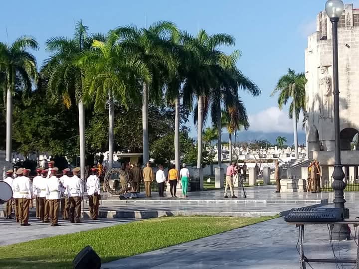 BeatrizJUrrutia's tweet photo. En #SantiagoDeCuba rendimos tributo a los héroes y mártires de la Patria. Se depositaron ofrendas florales a nombre del GE Raúl Castro R, del Primer Secretario del CCPCC y Presidente 🇨🇺 @DiazCanelB, de Esteban Lazo, Presidente del CE y del pueblo de Cuba. #CubaViveEnSuHistoria https://t.co/oHh1doTABM