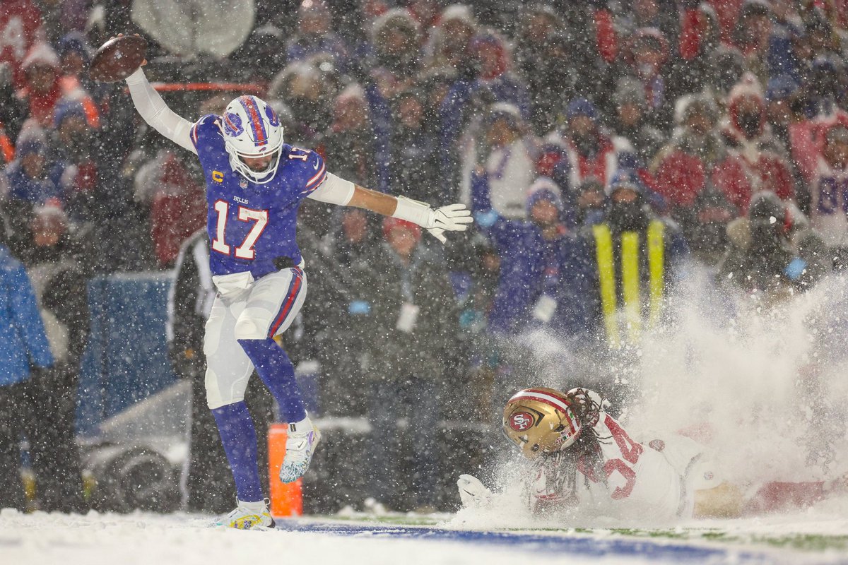 sportsfan_pl's tweet photo. Josh Allen to pierwszy QB w historii, który w jednym meczu zdobył przyłożenie podaniem, po biegu i po odbiorze :O!... a wszystko w śniegu ;) #SFvsBUF #BillsMafia #NFLpl https://t.co/VPMCYq4KEU