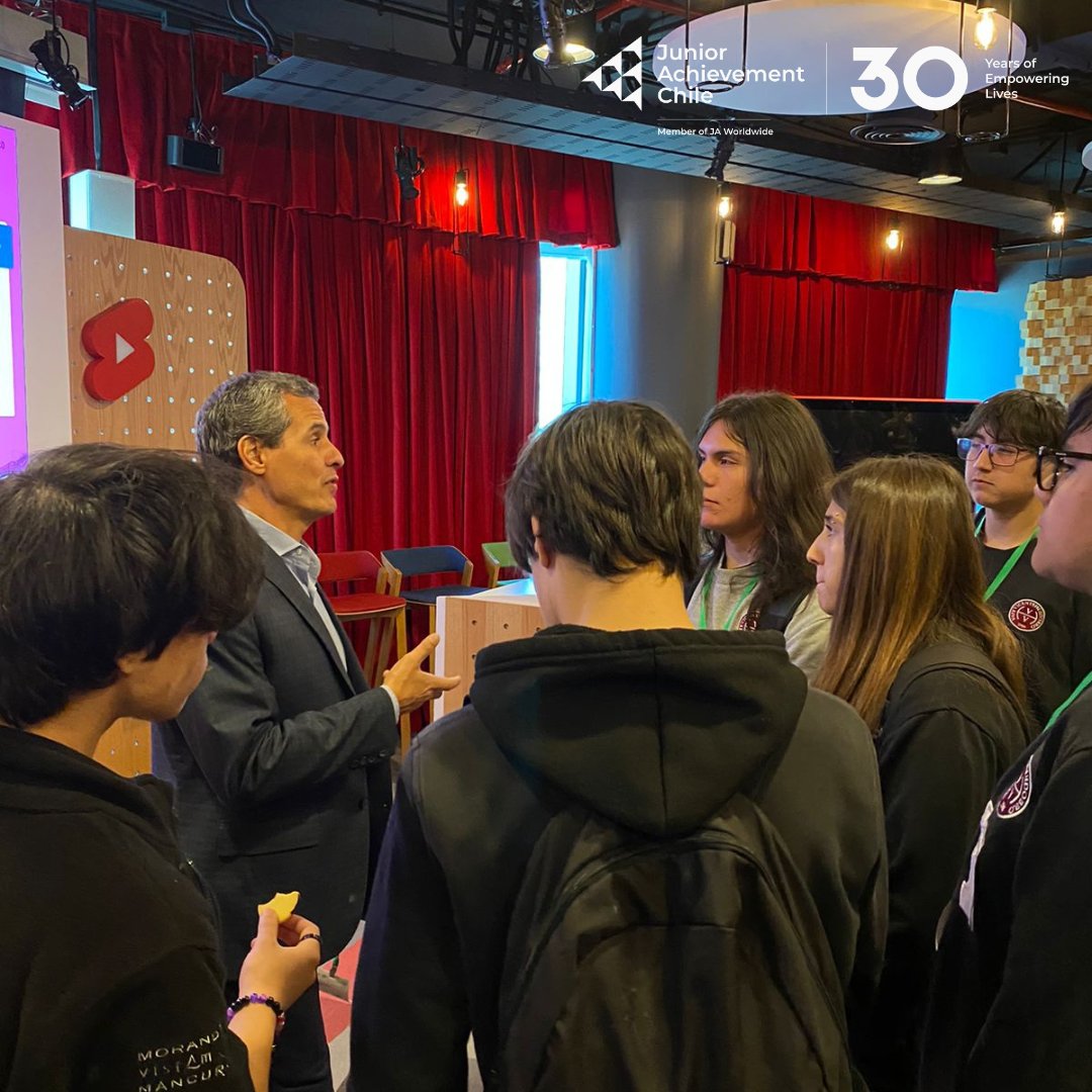 JA_Chile's tweet photo. 30 estudiantes TP descubren el mundo de Google Gracias al programa PTech de Junior Achievement Chile, jóvenes del Liceo Vate Vicente Huidobro vivieron la experiencia de ser "Socios por un Día" en Google, conectando con profesionales y explorando cómo esta empresa transforma vidas https://t.co/xOwa4Ni8a1