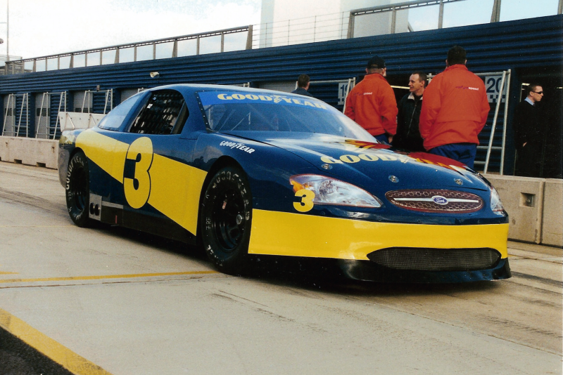 AscarRacing's tweet photo. #ASCAR #AdventCalendar ❄️ 3⃣
Rockingham's 2-seater Ford Taurus being driven by @johnmickel shortly after its conversion, with the Torquespeed crew on hand.
📸 Rockingham Testing, late 2001-Mick Wiseman Collection
#AscarRacing #DaysOfThunder #Rockingham #RockinghamMotorSpeedway https://t.co/bJsbd0ItbW