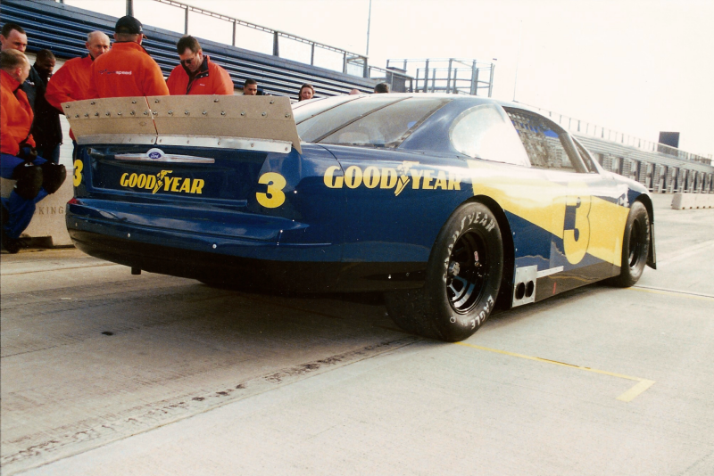 AscarRacing's tweet photo. #ASCAR #AdventCalendar ❄️ 3⃣
Rockingham's 2-seater Ford Taurus being driven by @johnmickel shortly after its conversion, with the Torquespeed crew on hand.
📸 Rockingham Testing, late 2001-Mick Wiseman Collection
#AscarRacing #DaysOfThunder #Rockingham #RockinghamMotorSpeedway https://t.co/bJsbd0ItbW