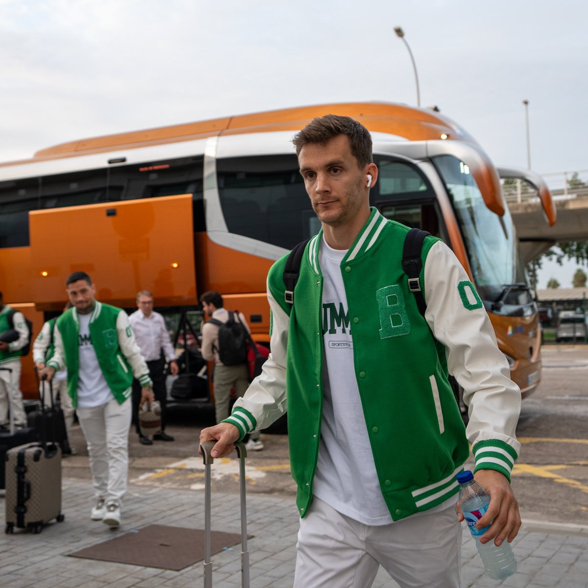 🟢 La expedición del #RealBetis sigue a esta hora de la tarde del lunes (15.50h) varada en Vitoria al haberse averiado el avión que debía de traerlos esta mañana de regreso desde San Sebastián y también el sustituto