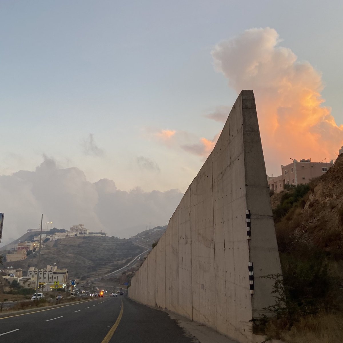 ما أروع صُنع رب السماءِ، وما أجمل هذا الصفاء☁️

هذه الغيومٌ تطفو عالياً في الإرجاء، 
أما تلك الهمومُ تدلو بمجرد الرضا بالقضاء.